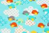 グレタ・リン・カンバスがデザインした、風通しの良いベビーバードクラウドアクアプリント生地。ベナルテックス製。ハーフヤード