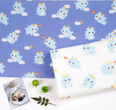 かわいい赤ちゃんドラゴンが飛んでいる青い孵化したドラゴンの模様の生地、韓国製、半ヤード