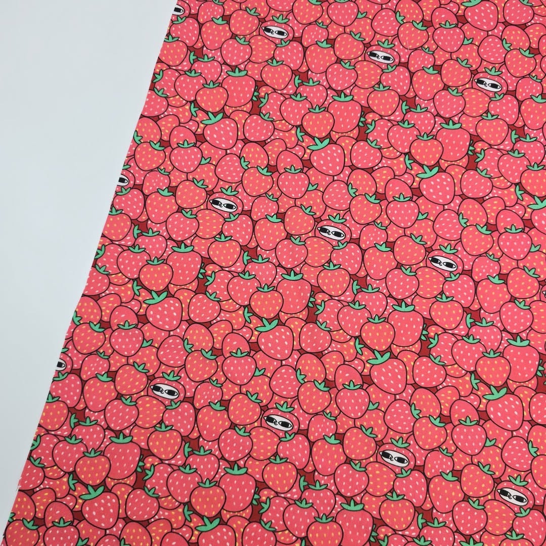 Peeking Strawberry 30s Cotton Fabric printed in Korea 36" x 57" 90cm x 145cm by the Yard