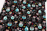 Timeless Treasures Fabrics の黒いスケルトン猫の子猫の生地 (半ヤード単位)